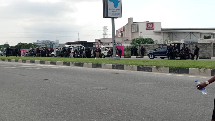 Traffic on Ozumba Mbadiwe Road in Victoria Island is blocked due to an ongoing demonstration.