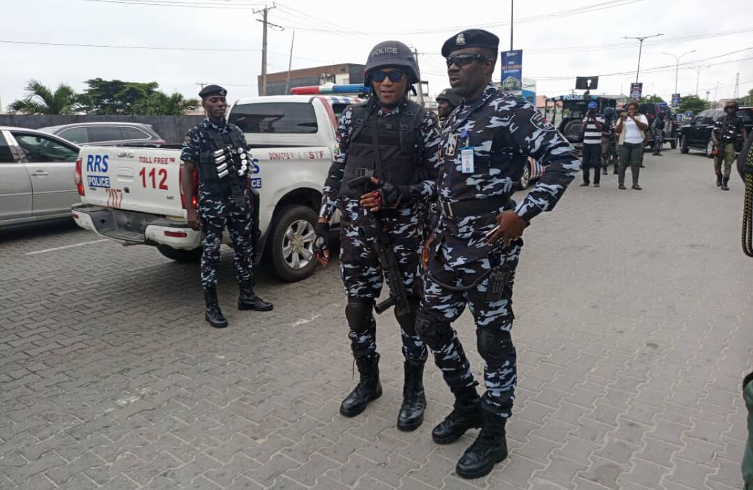 Armed policemen on Kwara roads.