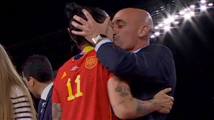 Luis Rubiales kissing Jenni Hermoso