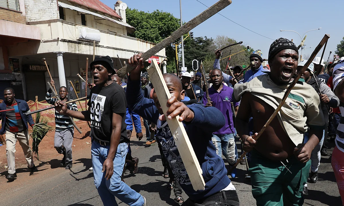 Violent xenophobic South Africans on the rampage
