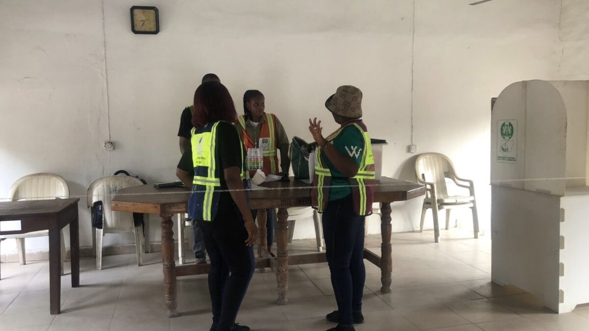 IMO Voting is about to start at PU013 Oha Owere hall polling unit, Ikenegbu 1, Owerri municipal. INEC officials are getting ready at 9:05 am