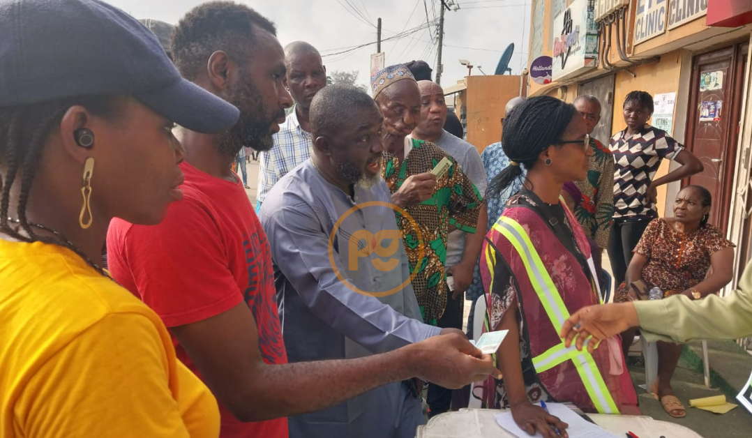 PU 006, Ajao-Estate, Oshodi-Isolo LGA, Lagos-state, Lagos-state. The presiding officer asked voters not on the BVAS data to stand aside and wait for the second BVAS