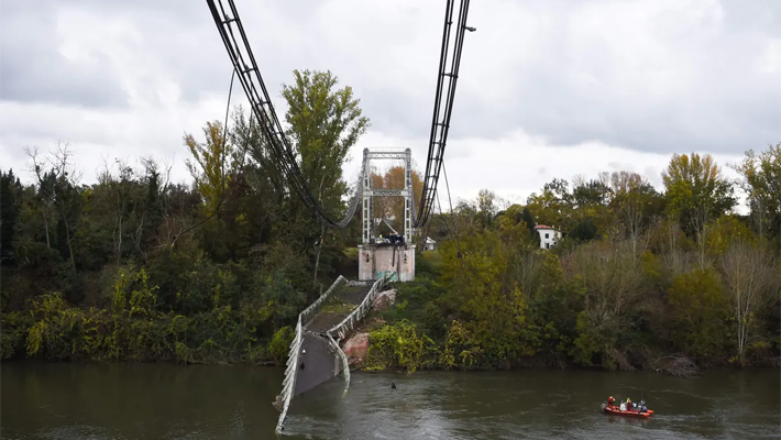 Collapsed bridge under construction on the metro line of Toulouse