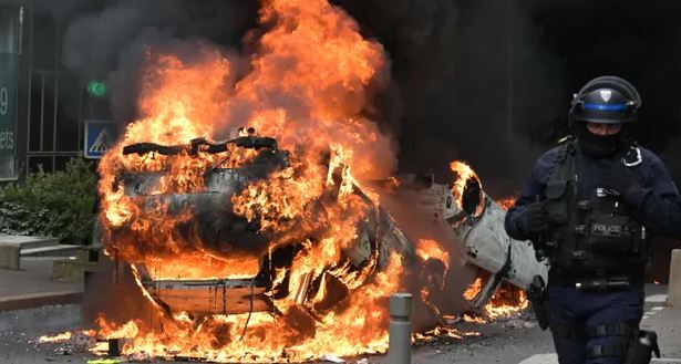 France riot (Credit UK Guardian)