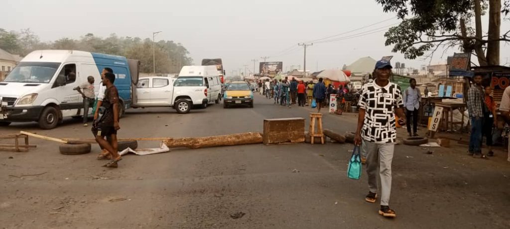 FUTA students block road in protest (Credit: Tomintoul Ajuwon/Peoples Gazette)