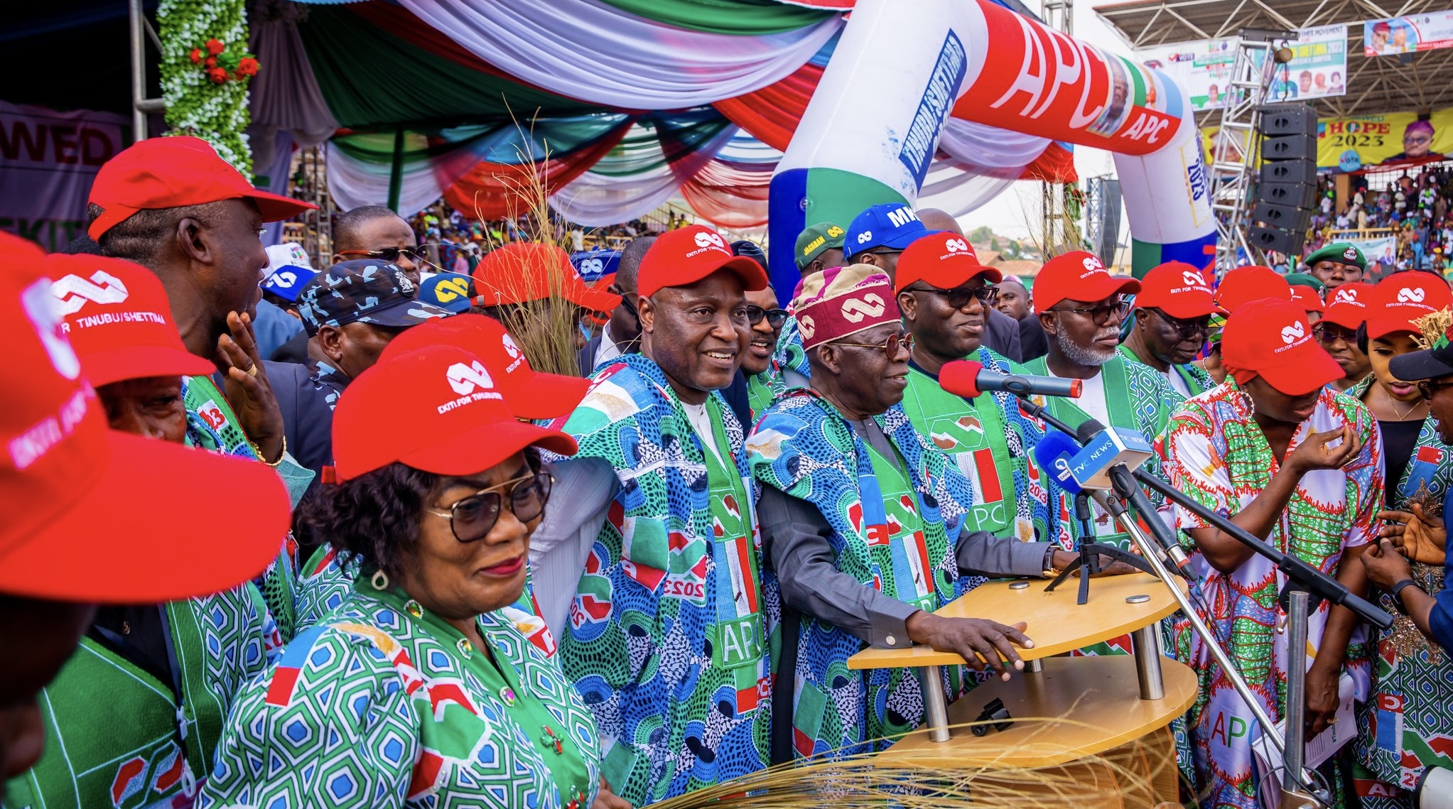 Tinubu with APC leaders in party attire