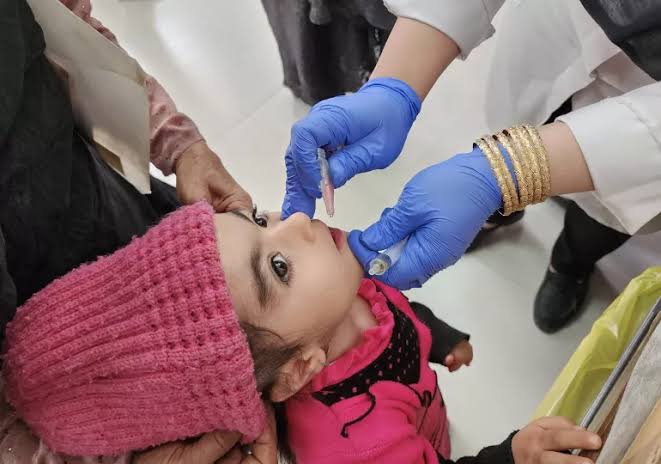 Afghan kids getting vaccinated