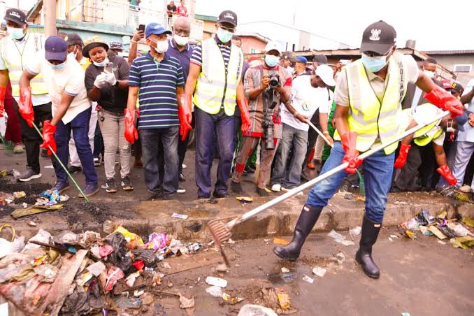 Sanwo-Olu evacuating waste