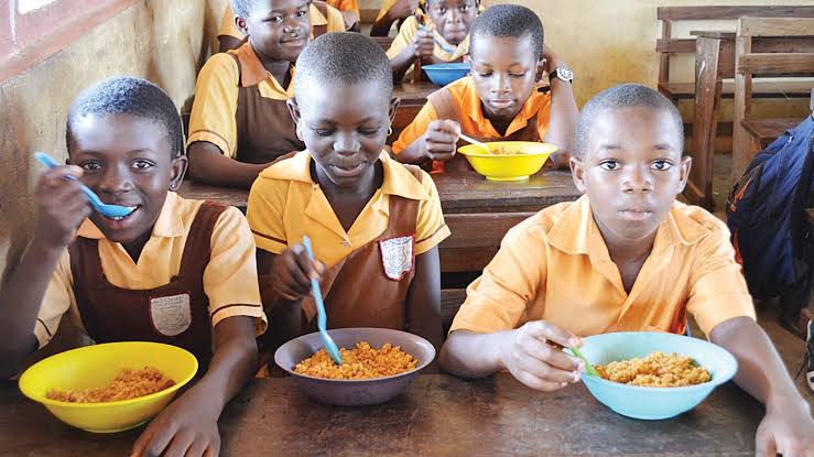 KIDS EATING IN SCHOOL