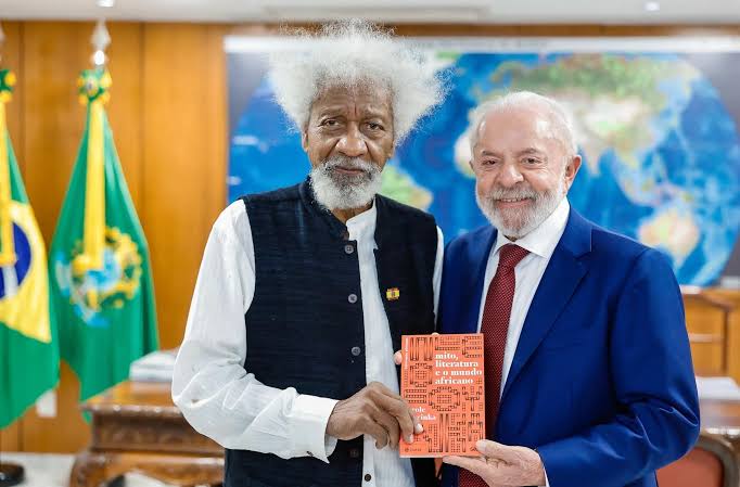 Soyinka presenting book to Brazilian president