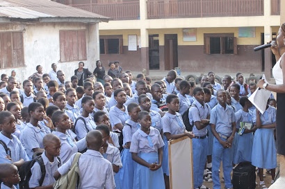 Schoolchildren in Abuja public school