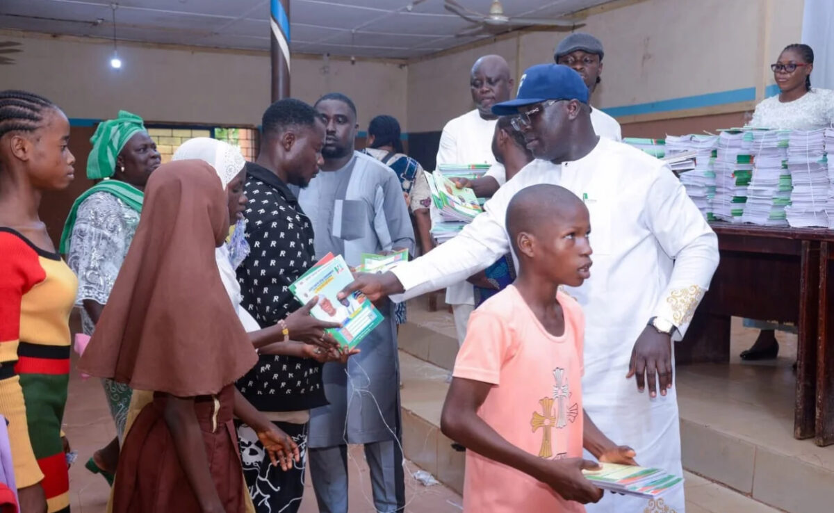 Gbenga Fasua distributes 10,000 books and 500 school bags to indigent pupils