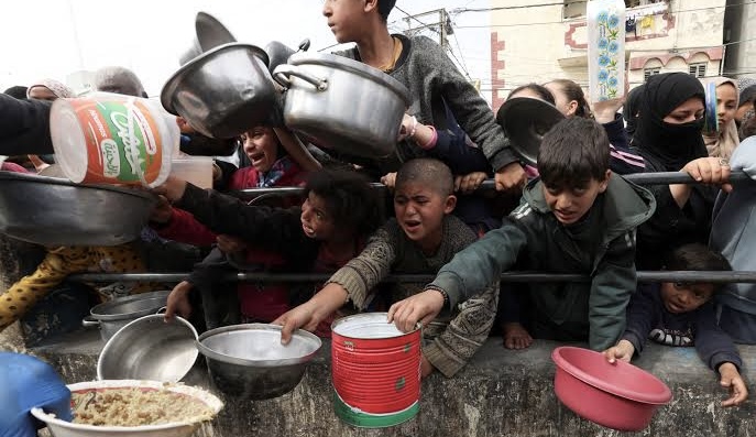 Gaza kids with bowls of food