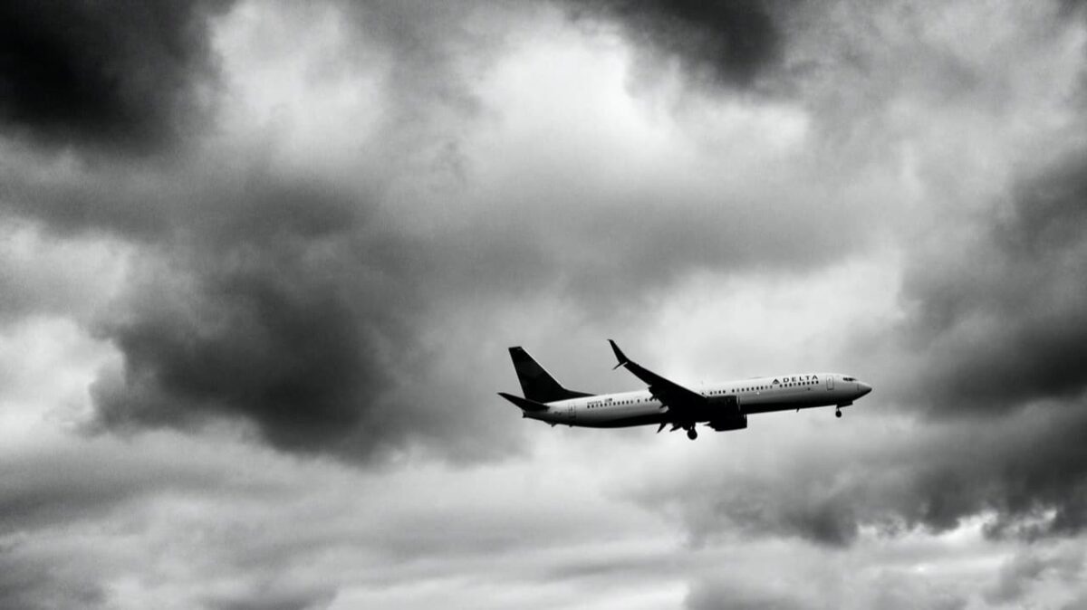 Plane in dark sky (Aero Corner)