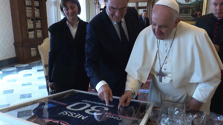 Pope Francis receiving PSG shirt from Lionel Messi