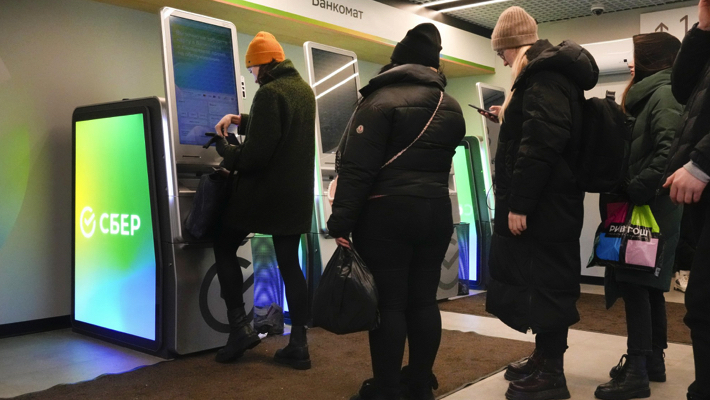 Russians queuing to withdraw money
