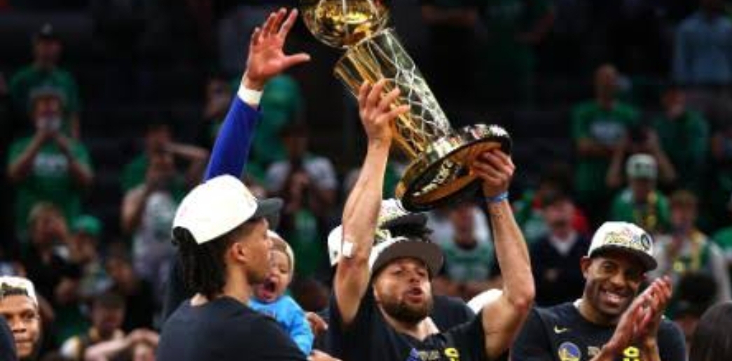 Golden State Warriors lift NBA trophy (Credit: CNN)