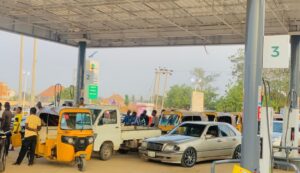 Fuel queue at NNPC filling station [Credit: ThankGod Sabastine/Peoples Gazette]