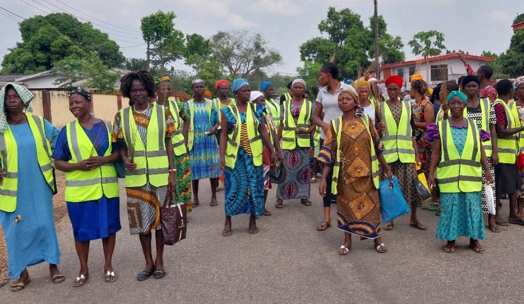 The protesting streets sweepers in Ondo on Monday (Credit: Peoples Gazette)