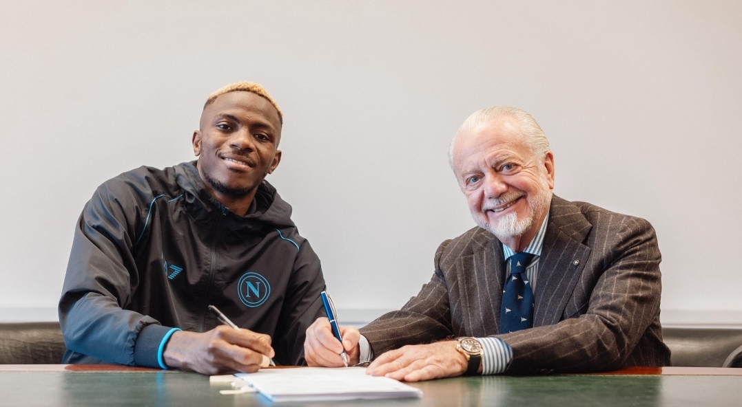 Victor Osimhen and Napoli official (Credit: Napoli)