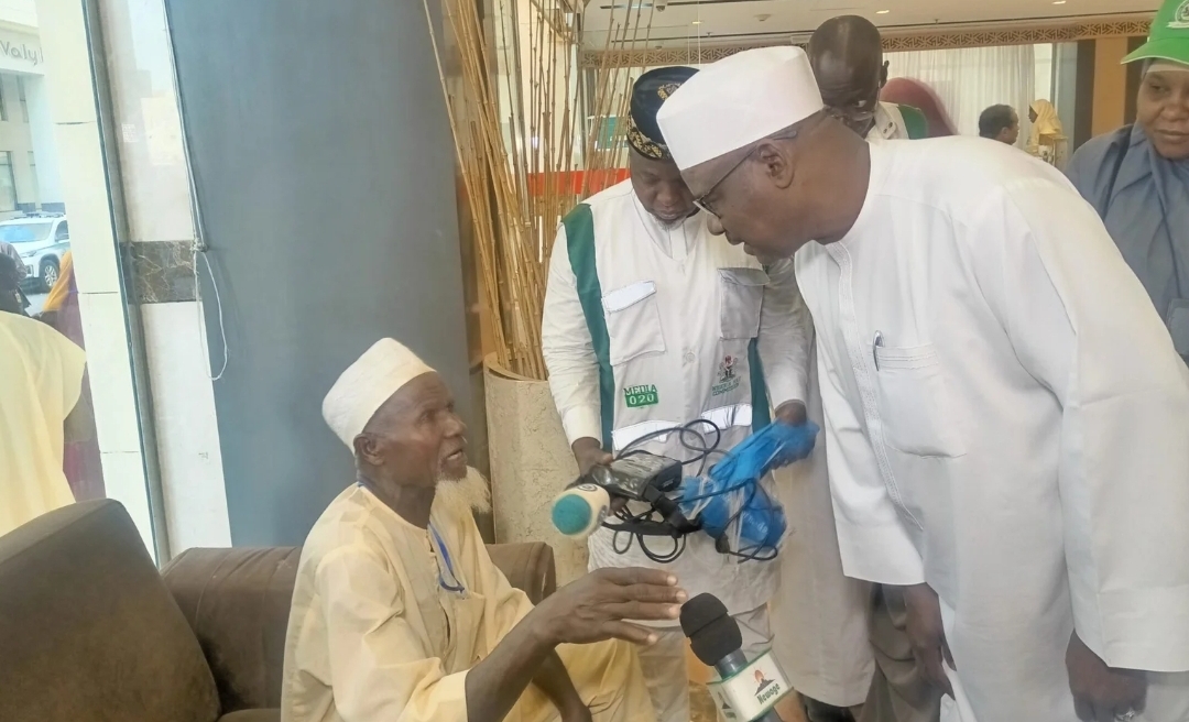 Ali Ndume and pilgrims (Credit: NAN)