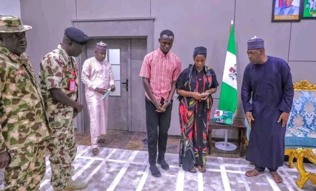 Babagana Zulum and family of slain officer (Credit: NAN)