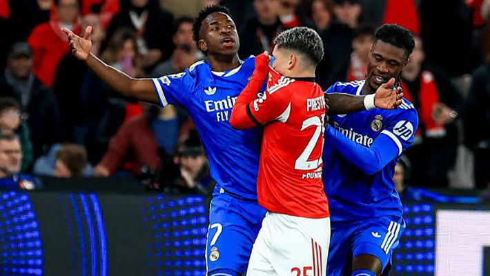 Benfica player covering mouth while insulting Vini Jr