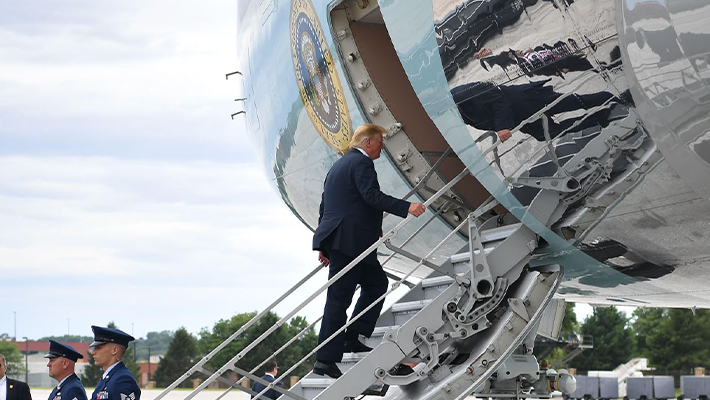 Trump boarding Air Force One