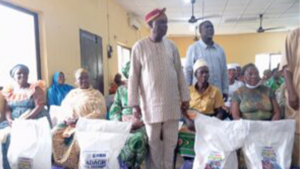 distributed food palliatives to 500 widows