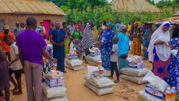 Nigerians receiving food palliatives