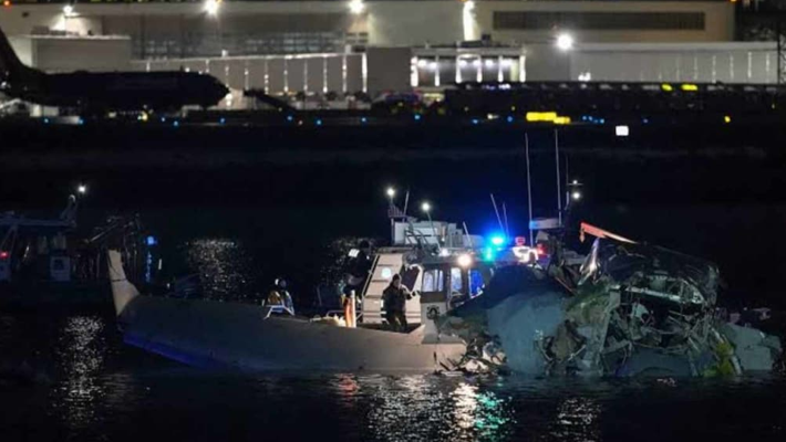 Collision of a plane and an army helicopter near the Reagan National Airport