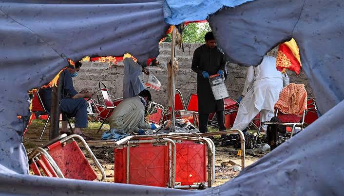 PEOPLE WOUNDED IN PAKISTAN SUICIDE BOMBING
