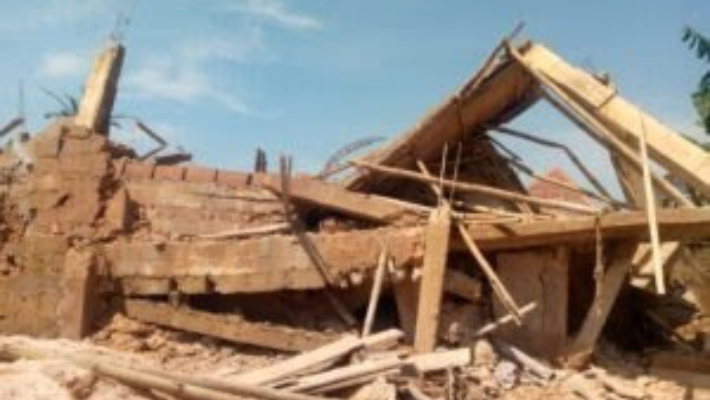 2 collapsed story buildings in Edo