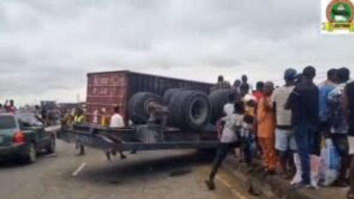 40-foot articulated truck along Isheri Elemu inward Ijegun