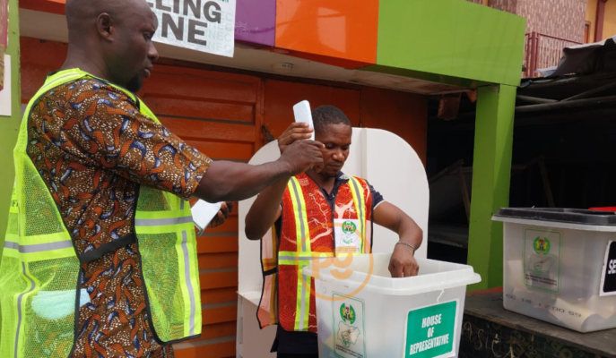 At about 2:39 pm, PU 044, Orile-Oshodi, Oshodi-Isolo local government area. Voting counting commence at the polling units. Accredited voters: 67.