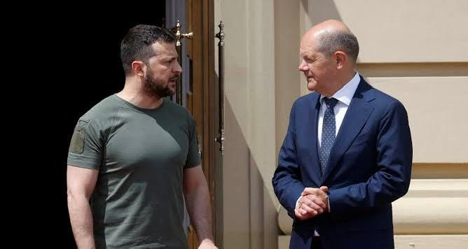 Scholz speaking with Zelensky (credit: Reuters)