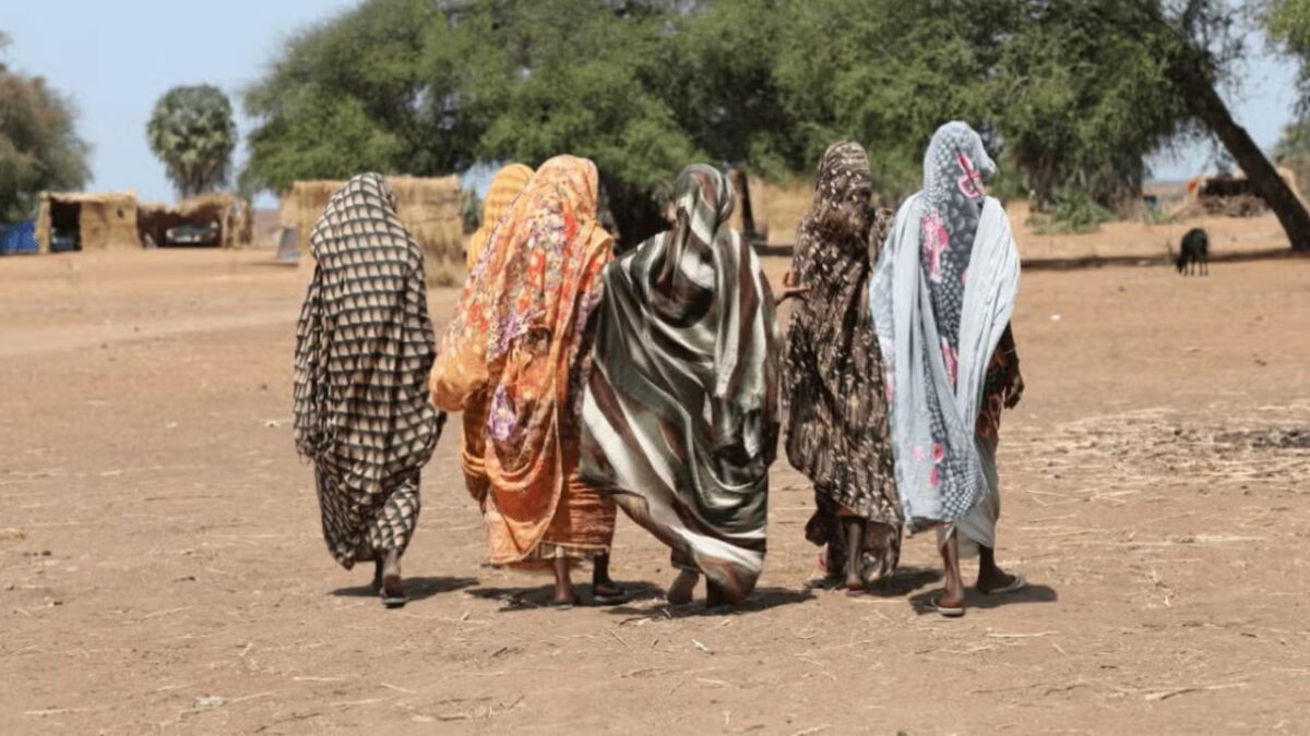 Sudanese women fleeing war