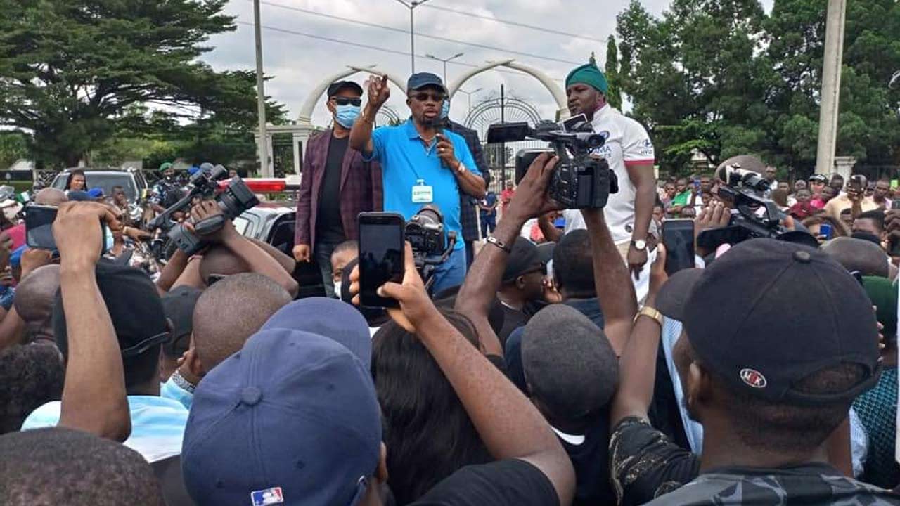 Obiano addressing #EndSARS protesters in Anambra (Credit: Nigerian Guardian)