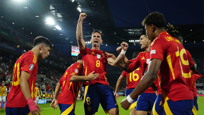 The triumphant Spanish team