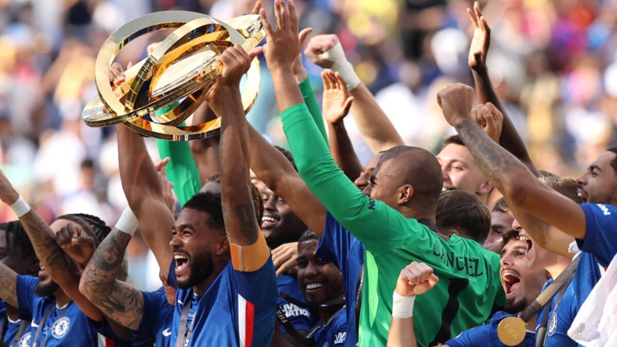 Chelsea lifting CWC trophy