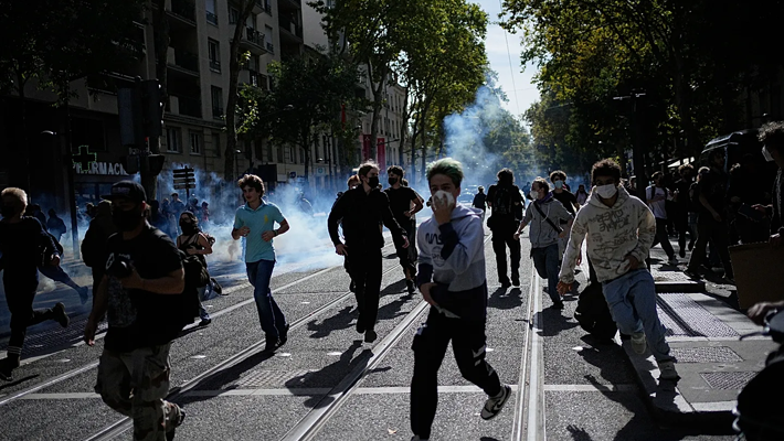 Students rioting in France