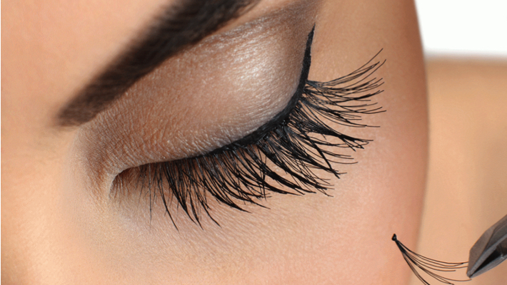 Lady with artificial eyelashes