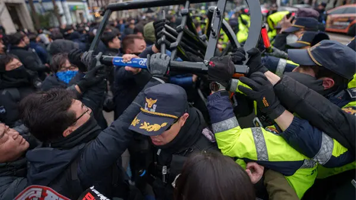 Yoon supporters pushing against law enforcement officers