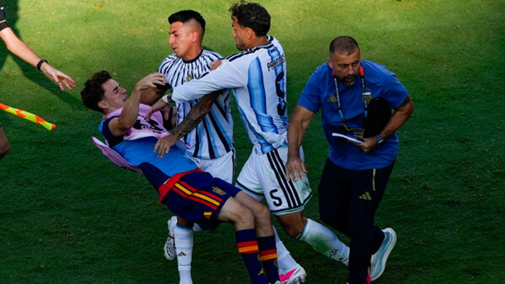 Paredes attacking Spanish players after the World Cup final match