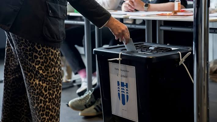 Icelanders voting