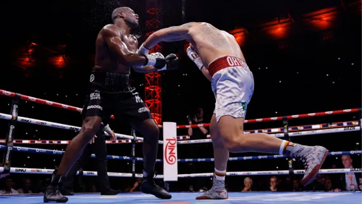 Oleksandr Usyk knocks down Daniel Dubois and wins the fight