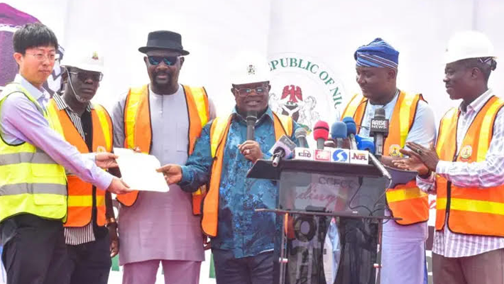 Dave Umahi and others at the hands over of Carter Bridge reconstruction project
