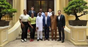 Mr He Rusheng, Deputy Director-General of Foreign Affairs Office, Guangdong Province, China, and Nigerian media delegation in Guangzhou.