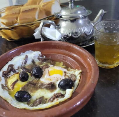(khobz with egg alongside tea)