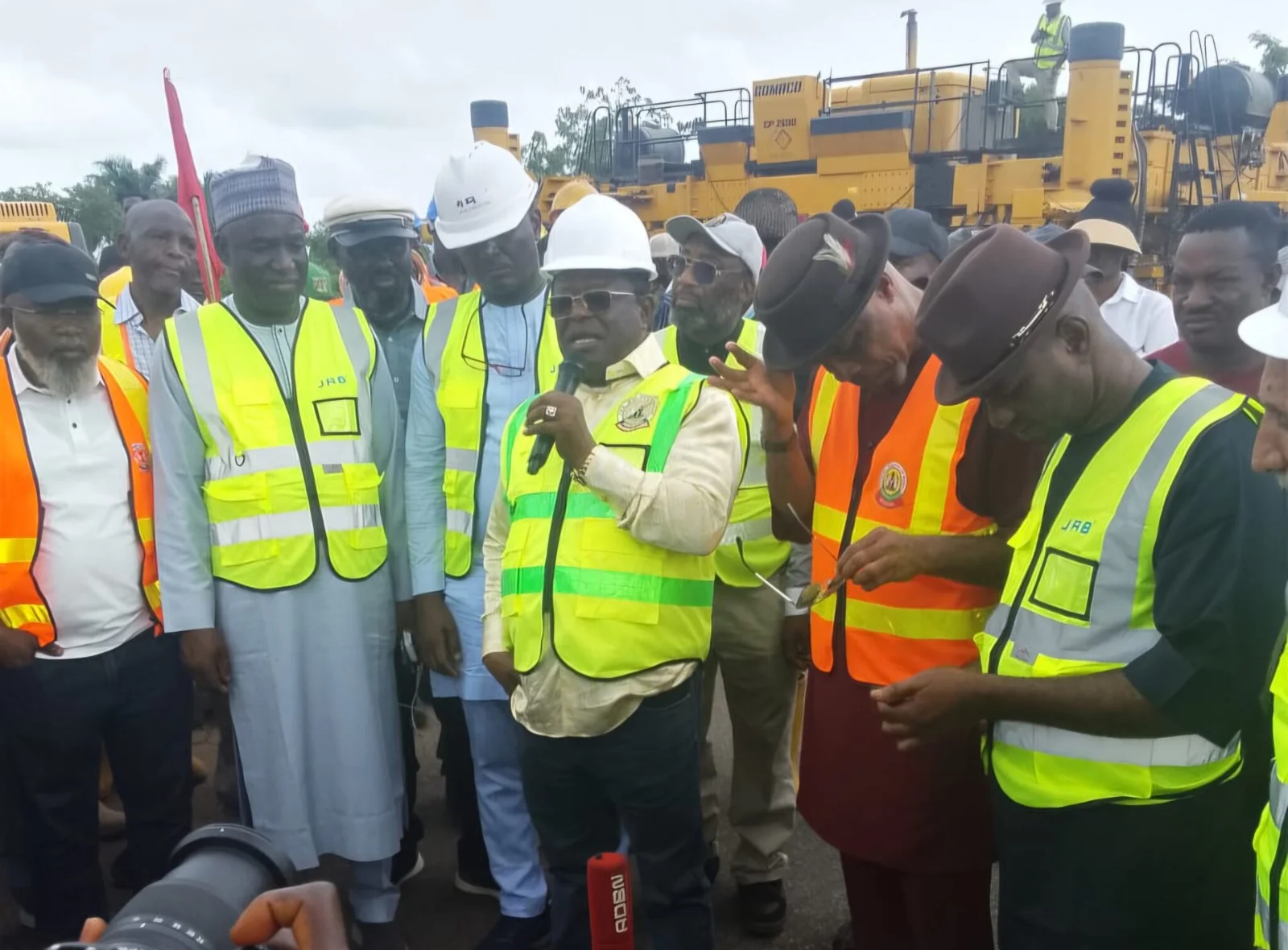 Umahi threatens to hand over contractors to EFCC